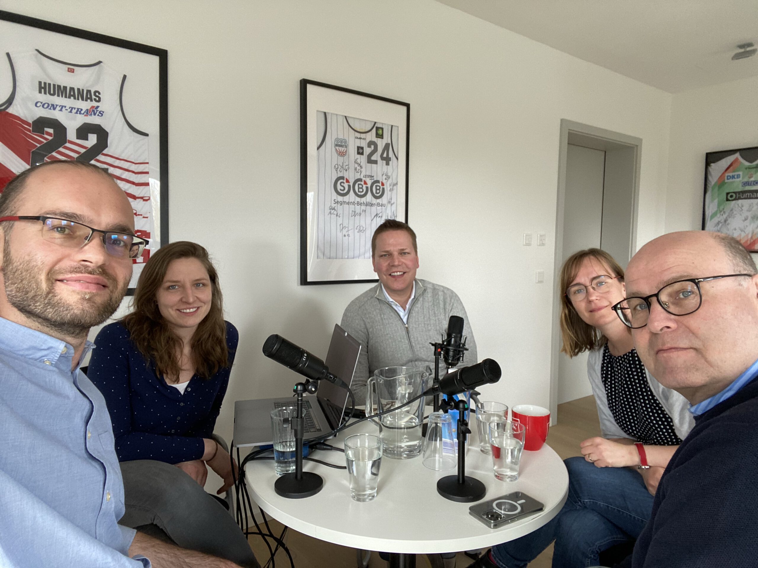 Zu Gast im Pflege-Podcast „Kastanienmännchen & Seniorenteller“ bei Fabian Biastoch (v. l.) und Jennifer Lorbeer waren Tino Sorge, Eva von Angern und Dr. Jörg Biastoch.