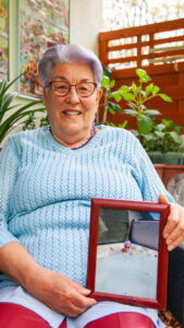 Frau Koch mit einem Foto aus dem Urlaub