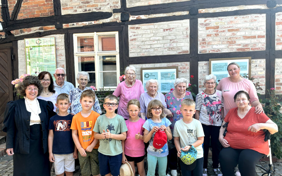 Einen Schultag wie früher haben die Vorschulkinder der Kindertagesstätte „Selketalzwerge“ aus Meisdorf und sechs Seniorinnen und Senioren des Humanas-Wohnparks erlebt.