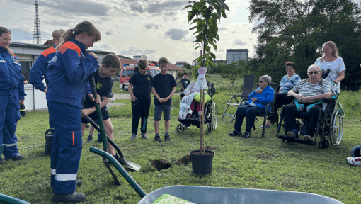 Baum aus Feuerwehr-Challenge wurzelt im Humanas-Wohnpark