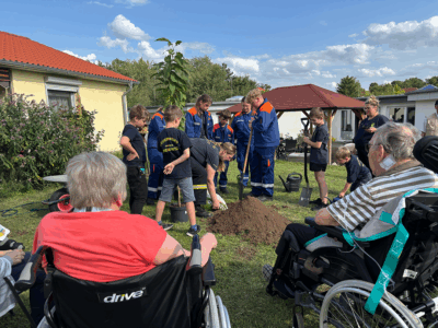 Baum aus Feuerwehr-Challenge wurzelt im Humanas-Wohnpark