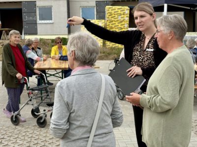 Das Humanas-Team steht den Gästen beim Tag der offenen Wohnparktür Rede und Antwort und beantwortet individuelle Fragen zum Leben im Wohnpark. Foto: Humanas