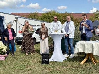 Bei den Grußworten zum 5-jährigen Jubiläum des Humanas-Wohnparks Grieben: ehemalige Ortsbürgermeisterin Rita Platte, Pflegedienstleiterin Melissa Alberts, Humanas-Geschäftsführerin Ina Kadlubietz, Geschäftsführer Fabian Biastoch, Geschäftsführer Jörg Biastoch und Bürgermeister Andreas Brohm. Foto: Humanas