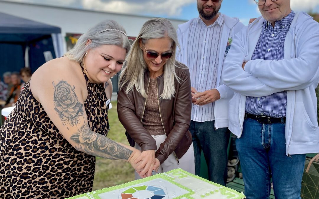 Beim feierlichen Anschnitt der Geburtstagstorte zum 5-jährigen Jubiläum des Humanas-Wohnparks Grieben: Pflegedienstleiterin Melissa Alberts, Humanas-Geschäftsführerin Ina Kadlubietz, Geschäftsführer Fabian Biastochund Geschäftsführer Jörg Biastoch schneiden gemeinsam die Torte an und stoßen auf das Jubiläum an. Foto: Humanas
