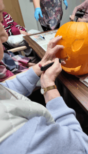 Team und Bewohnerinnen des Wohnparks Heyrothsberge haben Halloween-Kürbisse geschnitzt. Foto: Humanas