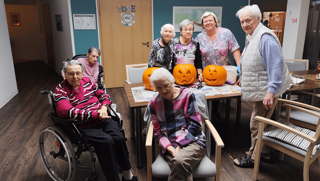 Team und Bewohnerinnen des Wohnparks Heyrothsberge haben Halloween-Kürbisse geschnitzt. Foto: Humanas