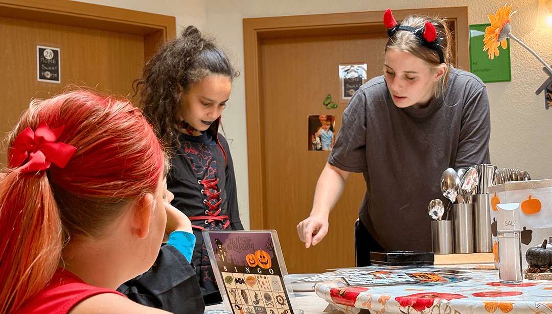 Die Kinder der „Selketalzwerge“ haben im Humanas-Wohnpark Meisdorf bei der Halloween-Aktion die Bingo-Station erfolgreich absolviert. Foto: Humanas
