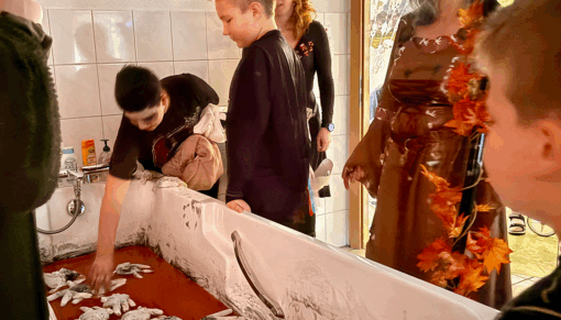 An der „blutigen“ Badewanne hat Harz-Hexe „Aora“, eigentlich Pflegekraft Kristin Sappok im Humanas-Wohnpark Meisdorf, mit Handschuhen voller Süßigkeiten auf die mutigen „Selketalzwerge“ gewartet. Foto: Humanas