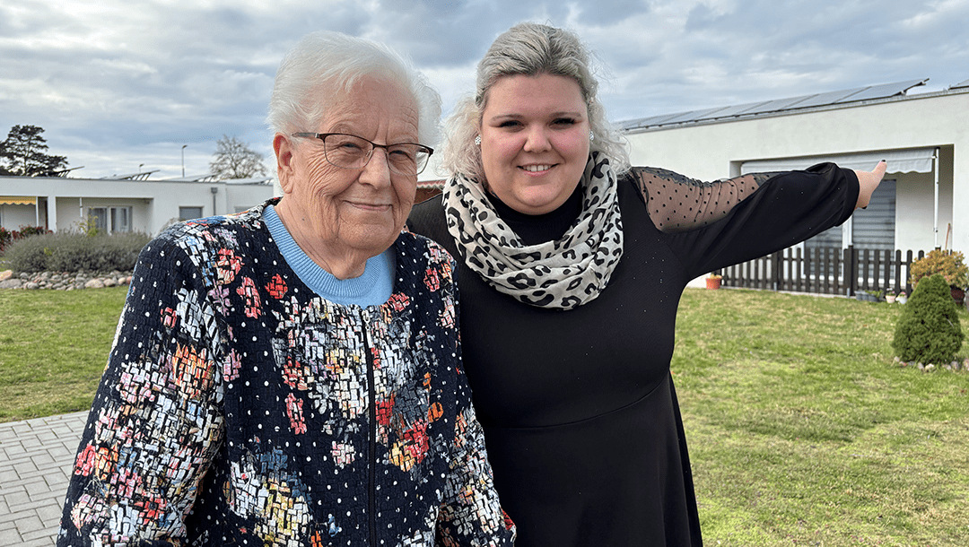 Mitte August 2025 ist Wally Wydmuch (l.) nach einer Operation in die Wabe des Humanas-Wohnparks Grieben gezogen. Nun zieht sie in eine der Zweiraumwohnungen, denn für die Wabe ist die 89-Jährige trotz Pflegegrad 3 noch zu selbstständig. Das hat auch Griebens Pflegedienstleiterin Melissa Albert schnell bemerkt und den Umzugswunsch von Wally Wydmuch unterstützt. Foto: Bianca Oldekamp-Kurth/Humanas