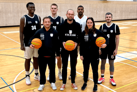 Humanas-Geschäftsführer Fabian Biastoch (M.) freut sich gemeinsam mit Cindy Rössel, Geschäftsführerin der SBB Baskets, und dem Sportlichen Leiter der Baskets Kevin Magdowski (vorn links) über die Verlängerung des Sponsorings von Humanas. Foto: Alica Warsawski/Humanas