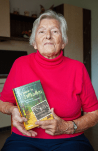Erika Bothe lebt seit 2024 im Humanas-Wohnpark Osterwieck und findet jetzt endlich auch Zeit zum Lesen. Foto: Humanas