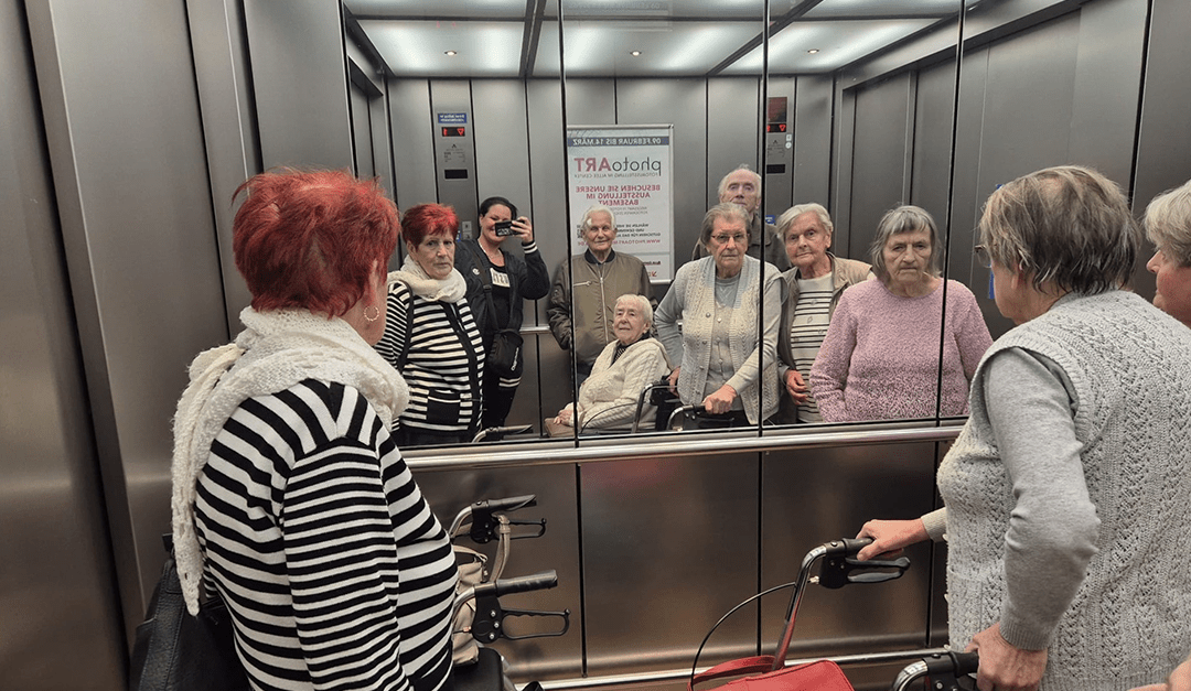 Bewohnerinnen und Bewohner aus dem Wohnpark Colbitz haben einen Ausflug ins Allee-Center Magdeburg gemacht. Foto: Humanas