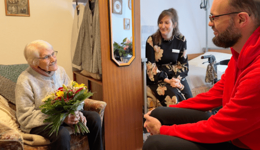 Humanas-Chef Fabian Biastoch hat gemeinsam mit Pflegekraft Christina Gube (M.) Ursula Kopitz im Wohnpark Tangerhütte zum 101. Geburtstag besucht. Foto: Humanas