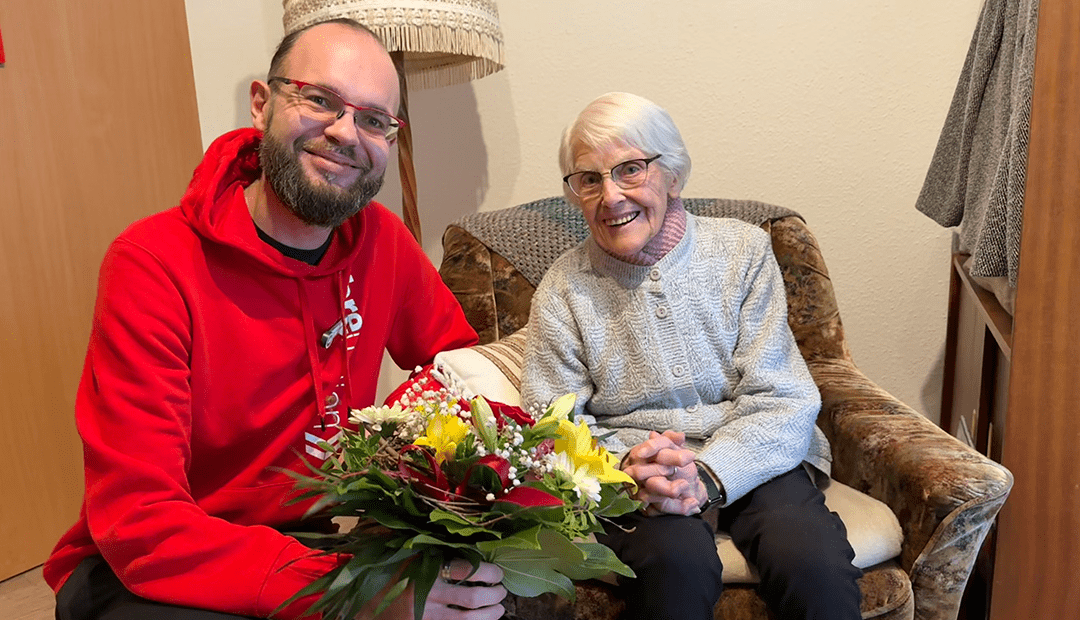 Humanas-Chef Fabian Biastoch hat Ursula Kopitz im Wohnpark Tangerhütte zum 101. Geburtstag gratuliert. Foto: Humanas
