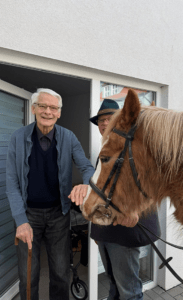 Bewohner Peter Sauer (l.) wurde von seinem Schwiegersohn und dessen Pferd mit einem Besuch überrascht. Foto: Humanas