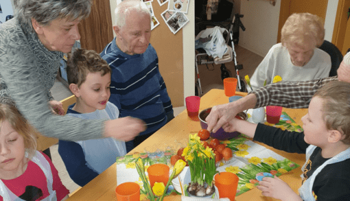 Beim Eierfärben haben Bewohnerinnen und Bewohner in Friedrichsbrunn Unterstützung durch die Kinder der Kita Spatzennest bekommen. Foto: Humanas