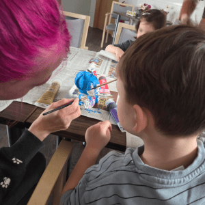 Gemeinsam mit den Kindern der Villa Konfetti haben Bewohnerinnen und Bewohner im Humanas-Wohnpark Heyrothsberge Gipsfiguren bunt bemalt. Foto: Humanas