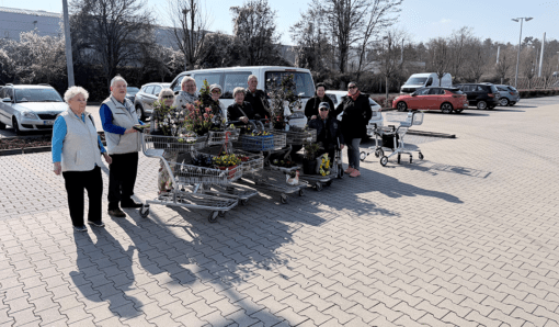 Im Floristikladen haben die Bewohnerinnen und Bewohner gemeinsam mit Pflegedienstleiterin Doreen Felter und Hauswirtschaftsleiterin Ricarda Bollmann so manche bekannte und unbekannte Pflanze gesichtet. Foto: Humanas