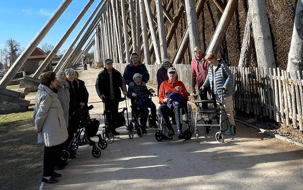Das Teams aus dem Wohnpark Schönebeck hat gemeinsam mit einigen Bewohnerinnen und Bewohnern sowie Tagespflegegästen einen Ausflug an das Gradierwerk gemacht, um frische Luft zu schnappen. Foto: Humanas