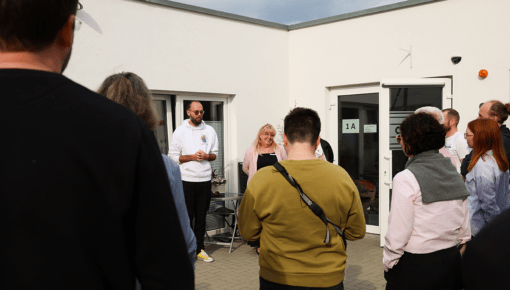 Humanas-Geschäftsführer Fabian Biastoch und Pflegedienstleiterin Jana Schreiber haben die Teilnehmenden des Stadtlabors “Demografische Zukunftschancen” der Körber-Stiftung am Wohnpark in Gröbern begrüßt. Foto: Humanas