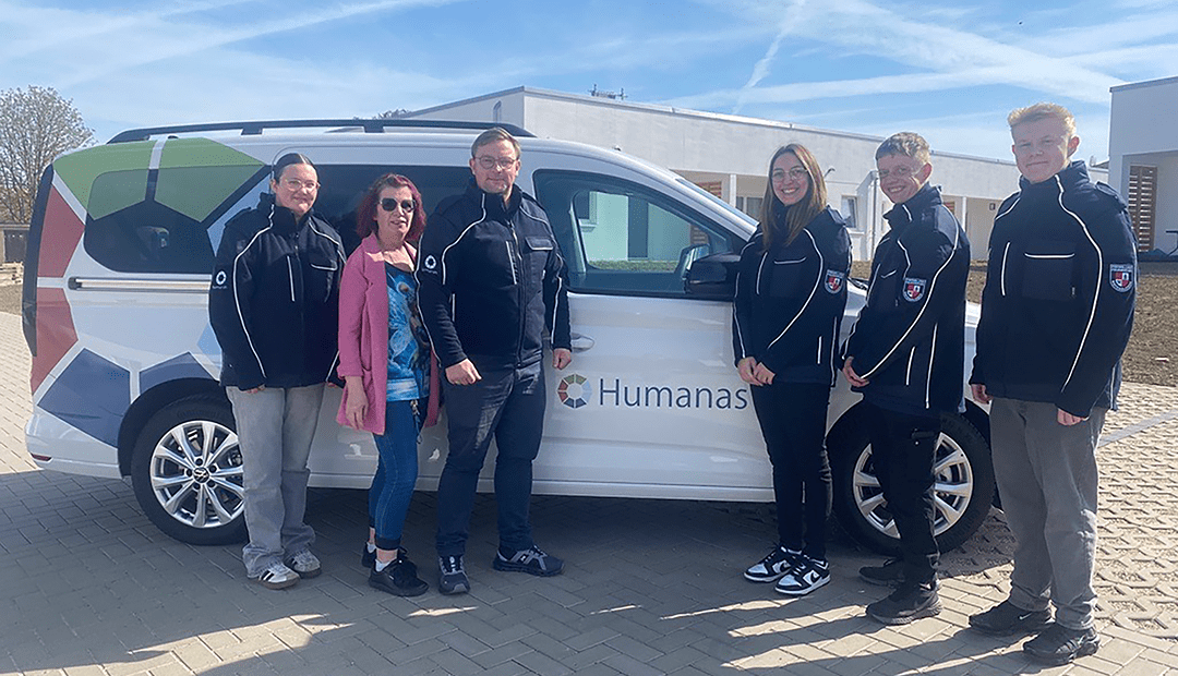 Tanja Hochheuser, Pflegedienstleiterin im Humanas-Wohnpark Wefensleben (2. v. l.), hat die frisch bestickten Jacken an Sophia Hochfeld (v. l.), Marco Rauch, Alena Prieske, Patrick Alt und Fabian Geisendorf von der Freiwillige Feuerwehr Wefensleben übergeben. Foto: Humanas