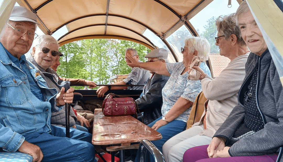 Gut gelaunt unterwegs waren die Bewohnerinnen und Bewohner des Humanas-Wohnparks Friedrichsbrunn bei einer gemeinsamen Kremserfahrt durch den Harz. Foto: Humanas