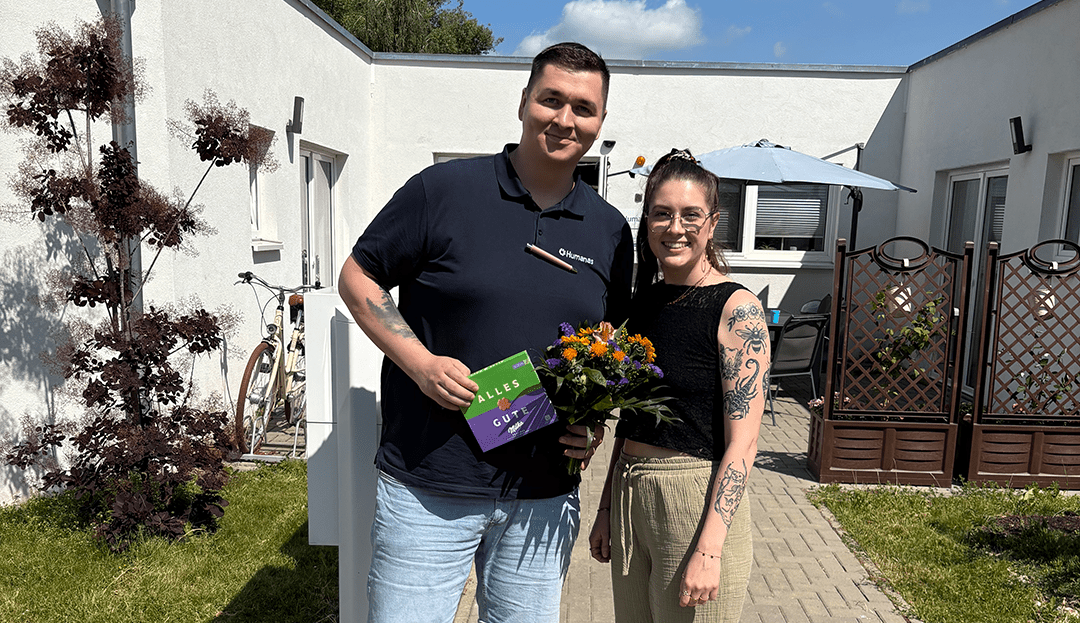 Benjamin Bernick ist jetzt Pflegedienstleitung und Personalreferentin Deborah Voigt hat ihm gratuliert. Foto: Humanas