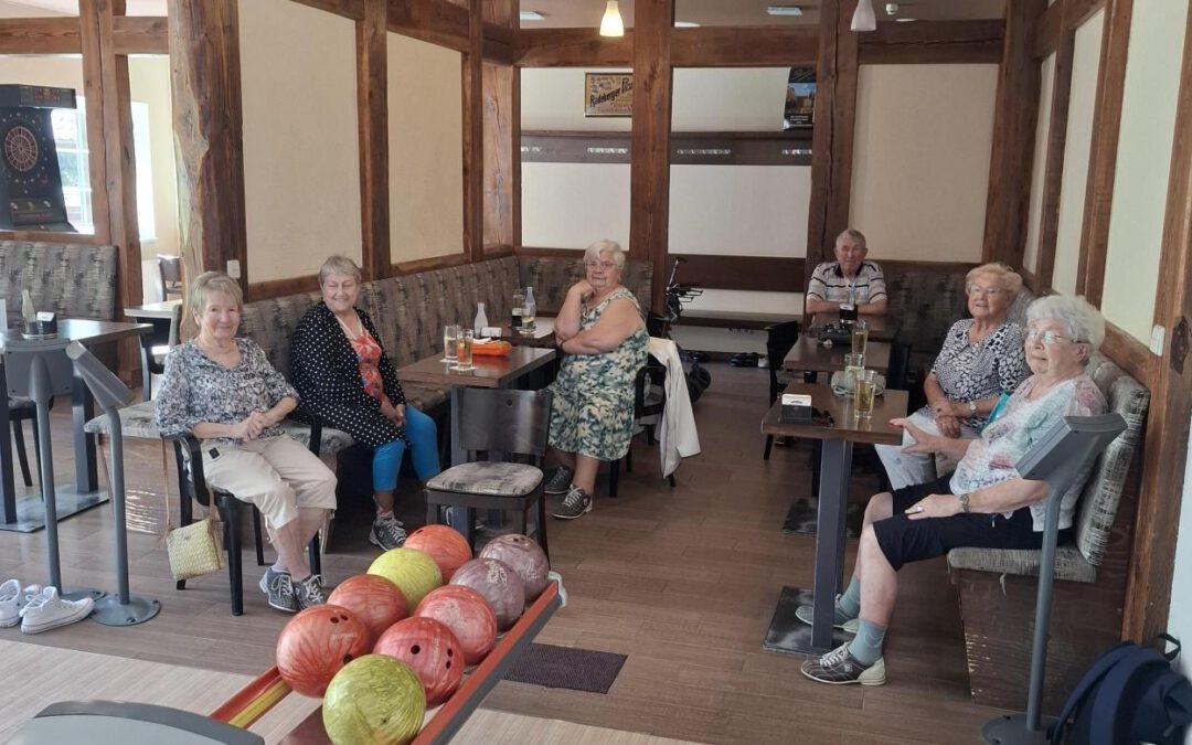 Die Bewohnerinnen und Bewohner aus dem Wohnpark Tangerhütte während einer Partie Bowling. Foto: Humanas